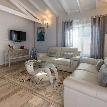 Karla By Vista Gomera 아데제