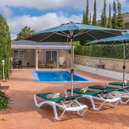 Karla Con Piscina: Tranquilidad Y Naturaleza Villa *