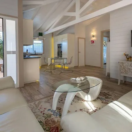 Villa Karla Con Piscina: Tranquilidad Y Naturaleza *