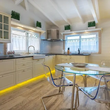 Villa Karla Con Piscina: Tranquilidad Y Naturaleza